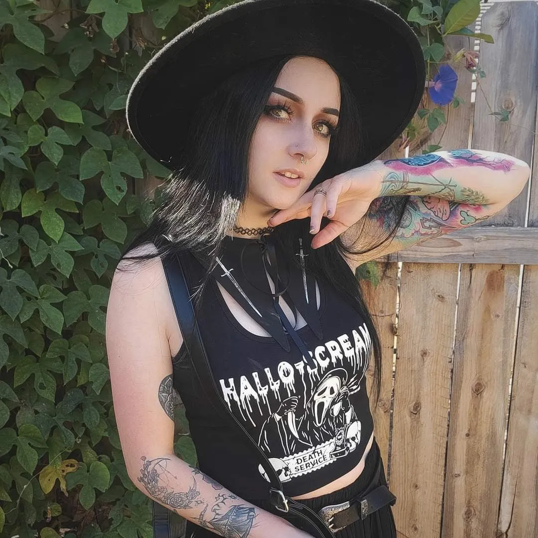 Hallo Scream Cropped Tank Top